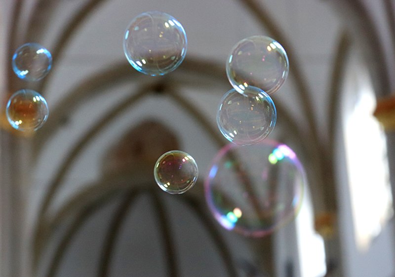 Sinnliche Erfahrungen gehören dazu – ungewohnte Seifenblasen in der Kirche (c) SilviaBins