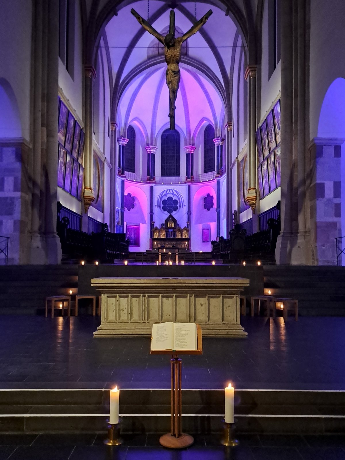 Kirchenraum St. Severin farbig illuminiert (c) A. Blazek