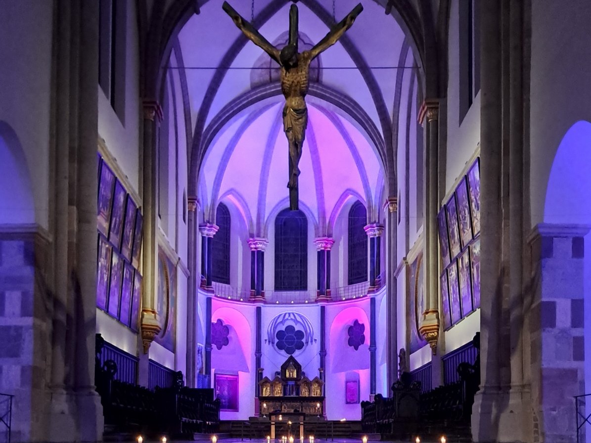 Kirchenraum St. Severin farbig illuminiert (c) A. Blazek