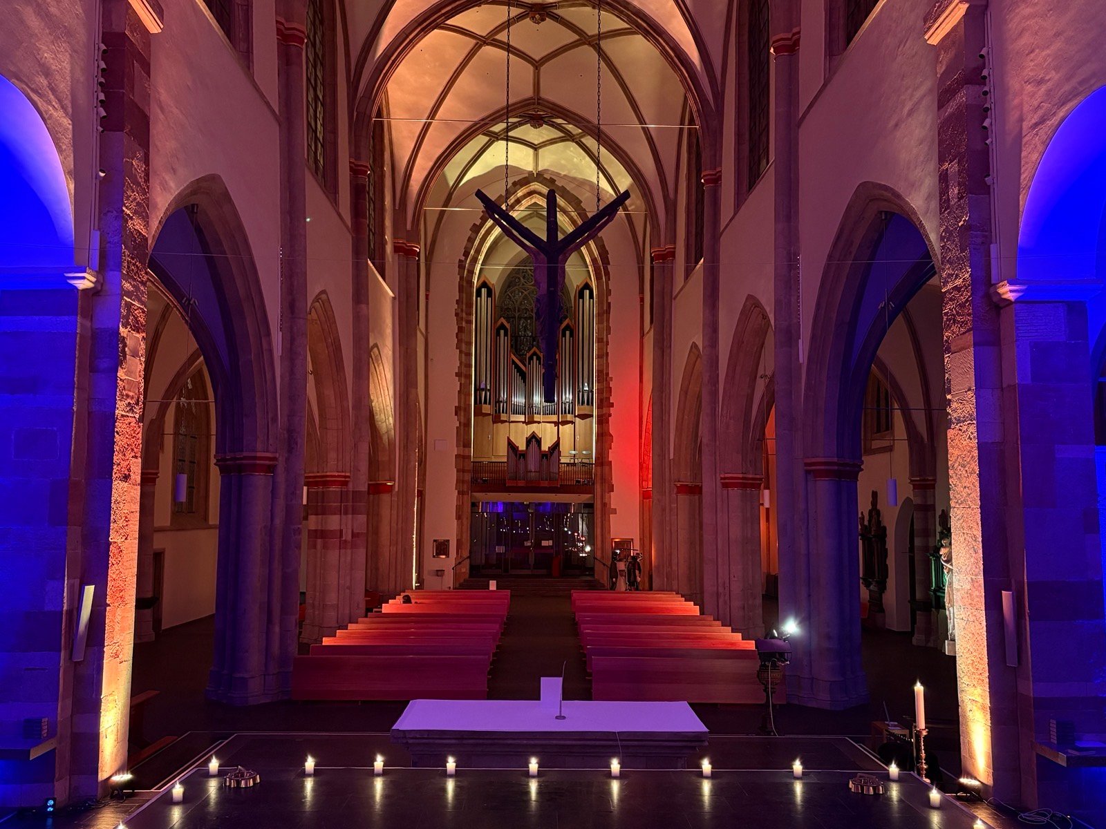 Illuminierter Kirchenraum St. Severin (c) G. Gullotta