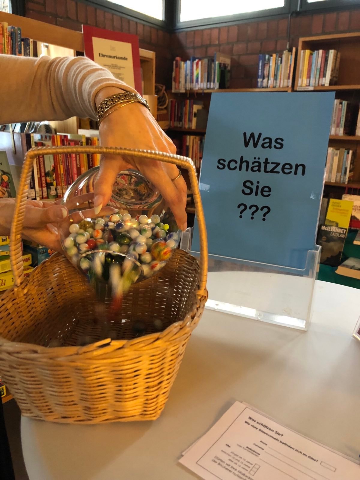 Umfüllen zum Zählen der Murmeln (c) M.Wissen