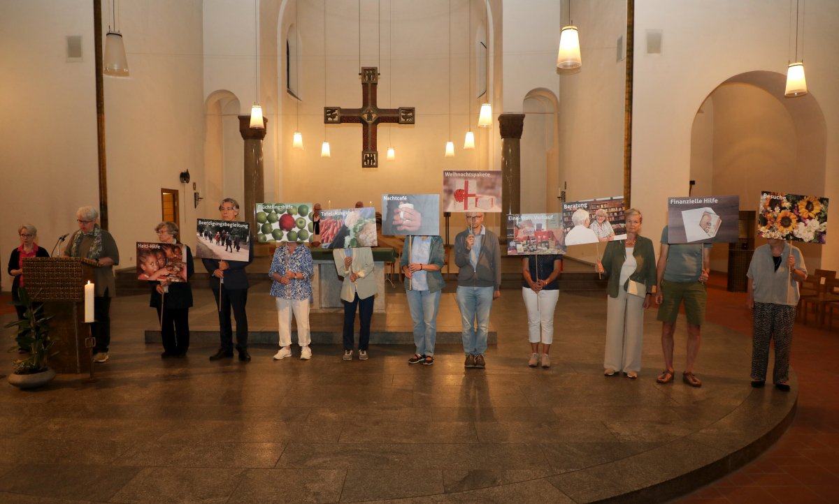 Präsentation der verschiedenen Felder gemeindlicher Caritas in Wort und Bild (c) SilviaBins