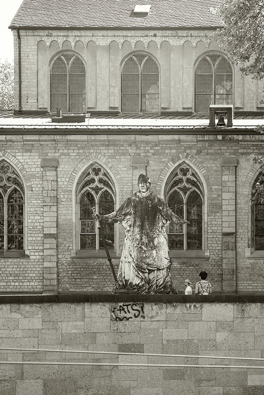 Severin-Statue von Elmar Hillebrand vor der Kirche St. Johann Baptist; Spielmannsgasse, Köln, 6. Mai 2018; Fotografie (c) Eusebius Wirdeier, DGPh (c) Eusebius Wirdeier