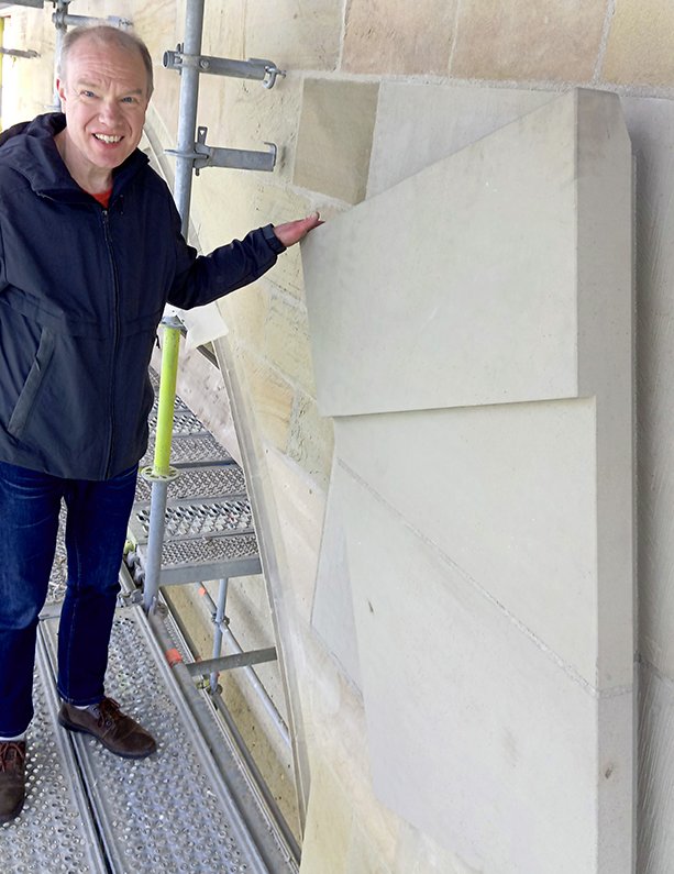 Das wiederhergestellte Wappenschild erinnert in seiner Trapezform mit abgesetztem Kopf an die ebenfalls schräggestellten Schilde mit Kölner Wappen am Gürzenich und am Bayenturm. (c) privat