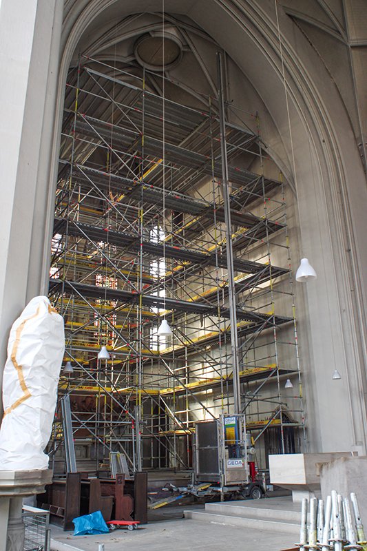 Gerüst mit Bauaufzug im Chorraum (c) privat