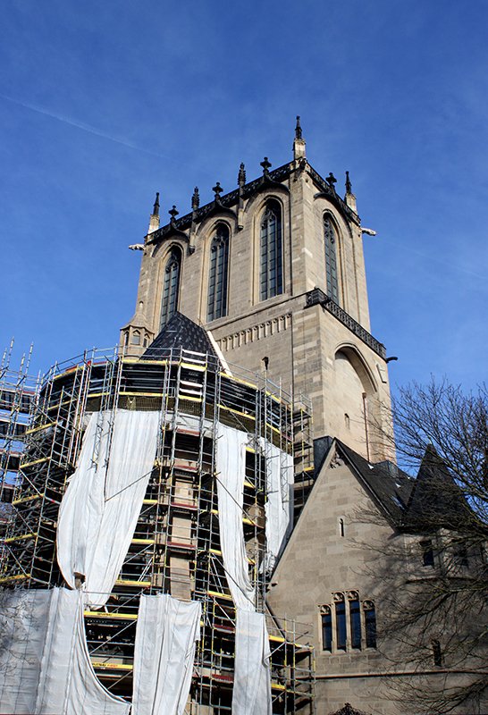 Sakristeihaus und Turm mit dem im vergangenen Jahr rekonstruierten Wappenschild. (c) privat
