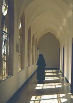 Nonne im Kreuzgang (c) SilviaBins
