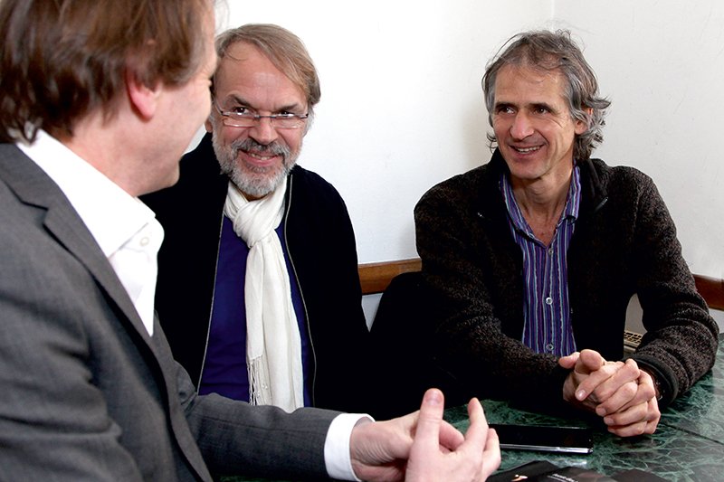 Christoph Schmitz im Gespräch mit Rolf Zavelberg und Markus Stockhausen (v. links). ©SilviaBins (c) SilviaBins