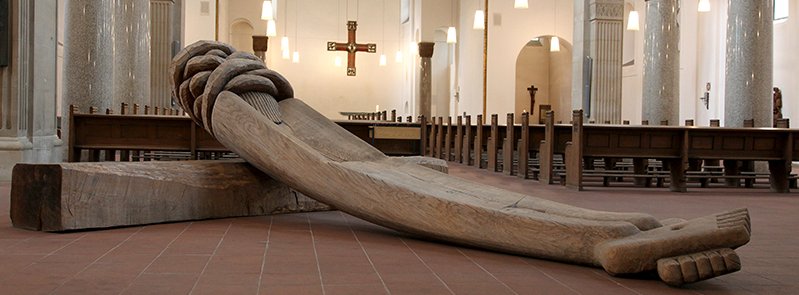 Anfangs lag das Gutmann-Kreuz noch im Eingangsbereich von St. Maternus - nun liegt es dauerhaft im Hochchor. (c) SilviaBins