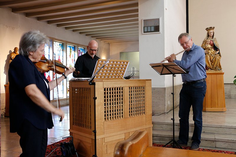 Anne Corazolla, Gerd Schmidt und Peter Conradi (v. l.) begleiteten die Messe musikalisch mit Violine, Orgelpositiv und Querflöte. (c) Ann-Christin Kuklik