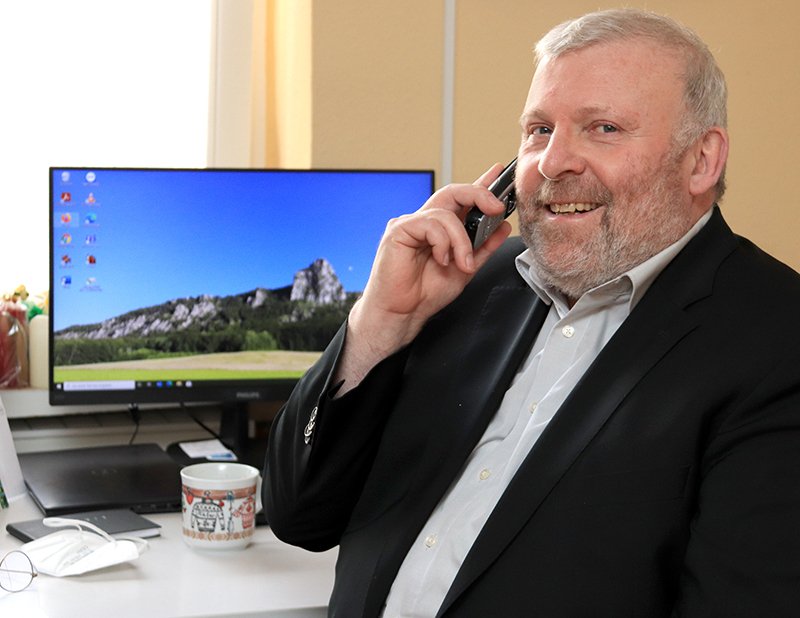 Pfarrer Johannes Quirl entdeckt in der Zeit der Pandemie das Telefon als gutes Mittel der Seelsorge (c) SilviaBins