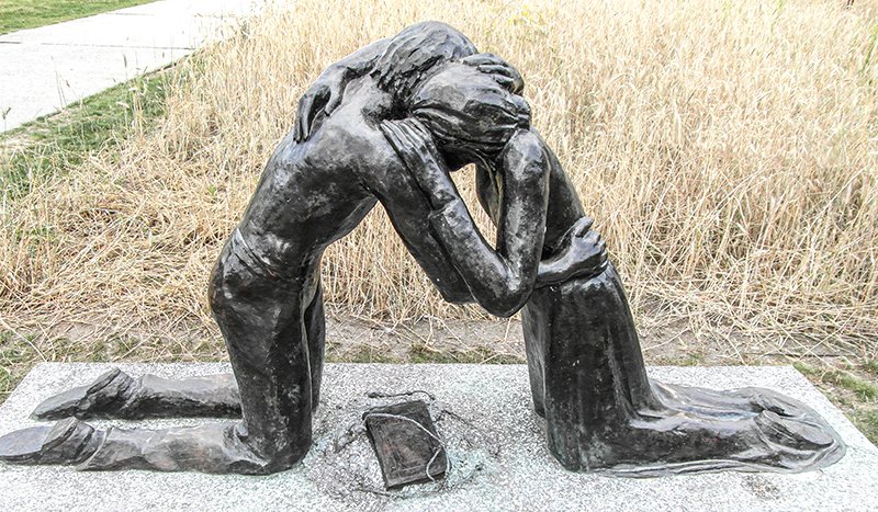 Skulptur 'Versöhnung' an der Versöhnungskapelle, Bernauer Straße, Berlin (Foto: privat) (c) privat