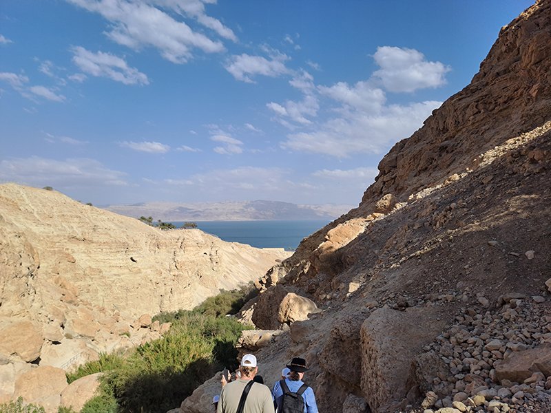 Wanderung durch einsames Gelände am toten Meer (c) privat