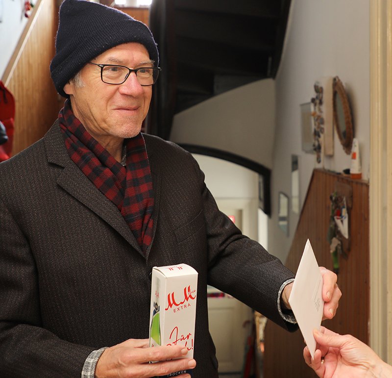 Begegnungen an der Tür: Gerhard W. besucht ein Geburtstagskind. (c) SilviaBins