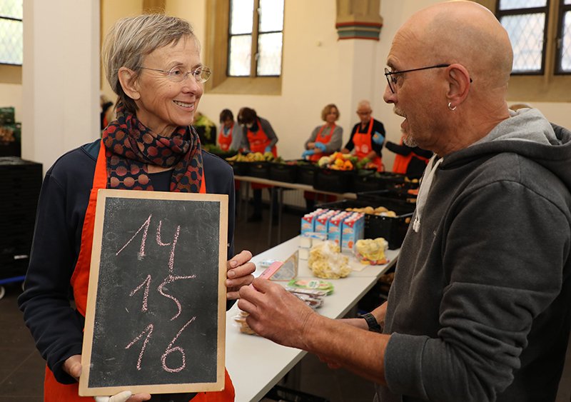 Beate B. bei der Tafel-Ausgabe im Kapitelsaal (c) SilviaBins