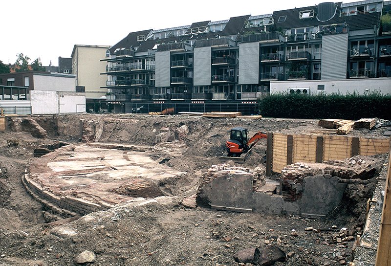 Im September 2015 war die westliche Hälfte des halbrunden Kernwerk-Fundaments für kurze Zeit  sichtbar. Das größere Mauerstück rechts versetzte man um einige Meter in die jetzige Tiefgarage. (c) Martin von Bongardt