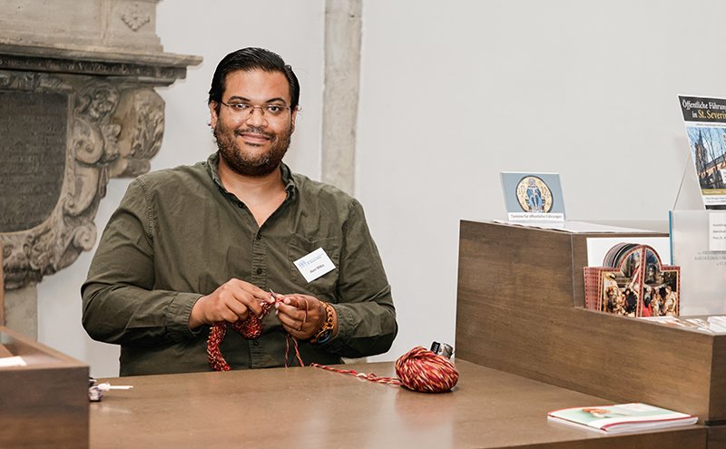 Alex M. beim Kirchenempfang in St. Severin – nie ohne Strickzeug. (c) SilviaBins