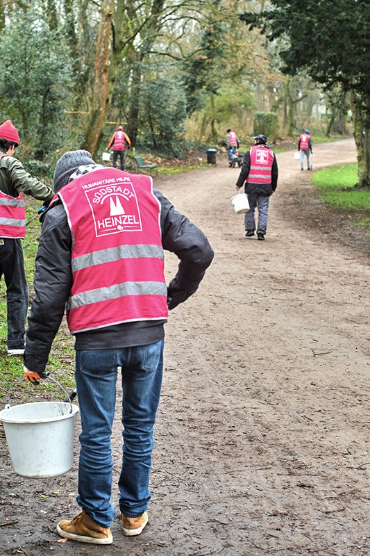 Das Foto zeigt Bewohner der Vorgebirgstraße; eine Gruppe von 15 Personen – begleitet von einem Sozialarbeiter – beim Reinigen der nahen Umgebung. Van Well: 'Die Arbeit und Beschäftigung hat den Menschen sehr gut getan, viele konnten ihren Alkoholkonsum dadurch enorm runterfahren. Eine der Personen konnte sogar als Hauswirtschaftshilfe angestellt werden.' (c) privat