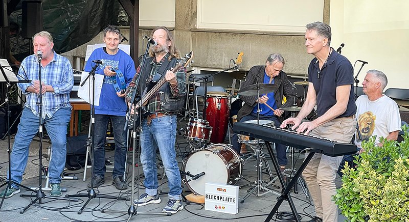 Die Musikgruppe 'Blechplatte' gibt es seit einem Jahr – sie probt einmal in der Woche (ein musikpädagogisches Projekt).  (c) privat