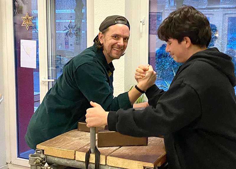 Ein Armdrücken-Tisch sorgt in der GOT bei den Kindern und Jugendlichen für viel Freude. (c) privat