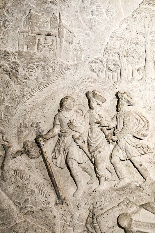 Epitaph in der Severinskirche – Westwand des südlichen Seitenschiffs – zeigt die Jünger auf dem Weg nach Emmaus, wo sie beim gemeinsamen Mahl (kleine Darstellung oben links) Jesus erkennen. (c) SilviaBins
