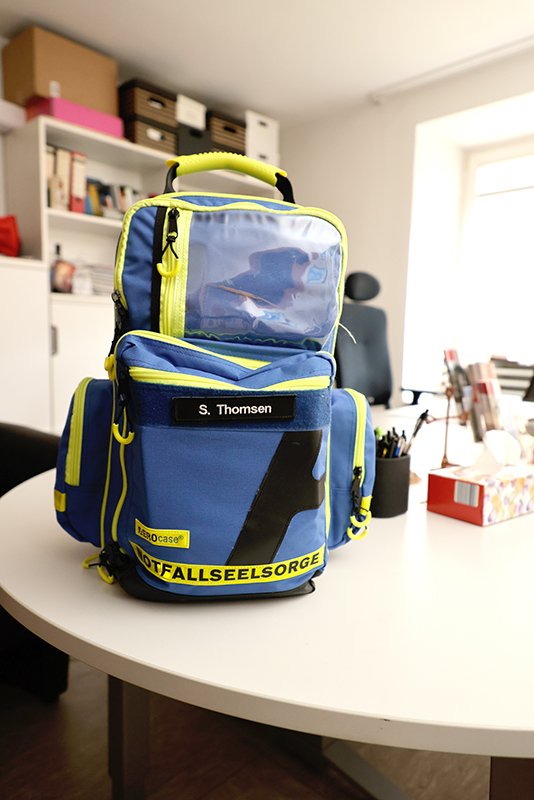 Beim Einsatz immer mit dabei: Der Rucksack, gefüllt mit wichtigen Utensilien und einer violetten Weste. (c) SilviaBins