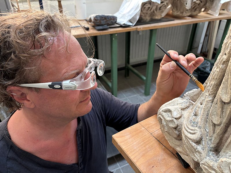 Der Restaurator während der Reinigung eines Kapitells (c) privat
