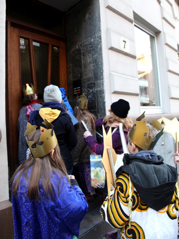 Sternsinger unserer Pfarrei bei einem Hausbesuch (c) SilviaBins